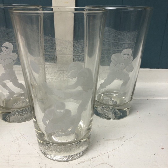 Set of 4 Vintage Look Football Players Tumbler Pint Glasses Heavy Glass Man Cave - Picture 3 of 5